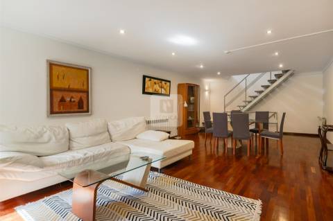 Moradia T3+1 Mobilada no Centro Histórico do Porto com Vistas para Rio Douro