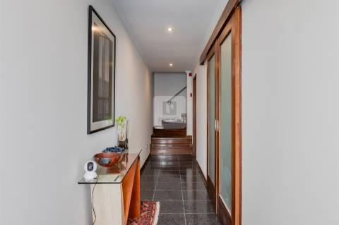 Moradia T3+1 Mobilada no Centro Histórico do Porto com Vistas para Rio Douro