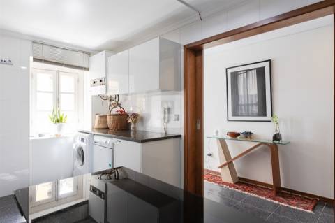 Moradia T3+1 Mobilada no Centro Histórico do Porto com Vistas para Rio Douro