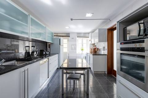 Moradia T3+1 Mobilada no Centro Histórico do Porto com Vistas para Rio Douro