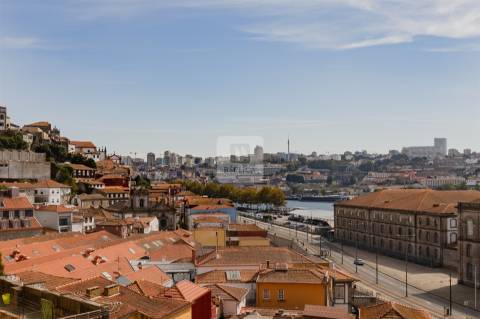 Moradia T3+1 Mobilada no Centro Histórico do Porto com Vistas para Rio Douro