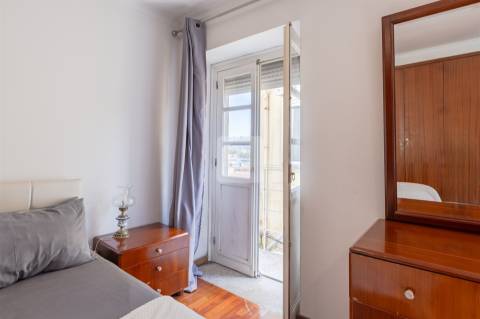 Moradia T3+1 Mobilada no Centro Histórico do Porto com Vistas para Rio Douro