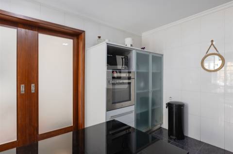 Moradia T3+1 Mobilada no Centro Histórico do Porto com Vistas para Rio Douro