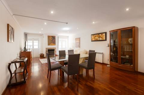 Moradia T3+1 Mobilada no Centro Histórico do Porto com Vistas para Rio Douro