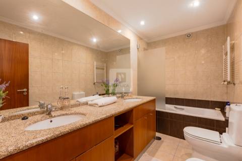 Moradia T3+1 Mobilada no Centro Histórico do Porto com Vistas para Rio Douro