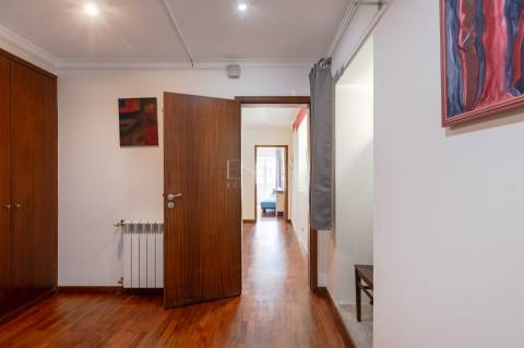Moradia T3+1 Mobilada no Centro Histórico do Porto com Vistas para Rio Douro