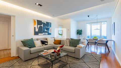 Apartamento T1 Mobilado para Arrendamento com Varanda e Garagem no Aviz