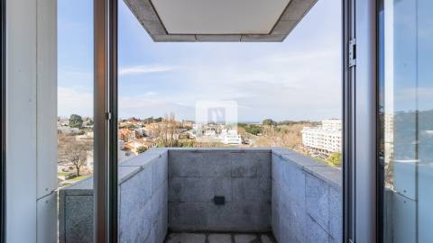 Apartamento T1 Mobilado para Arrendamento com Varanda e Garagem no Aviz