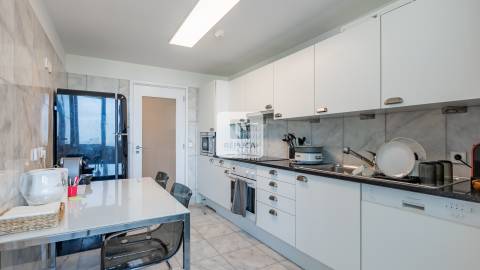 Apartamento T1 Mobilado para Arrendamento com Varanda e Garagem no Aviz