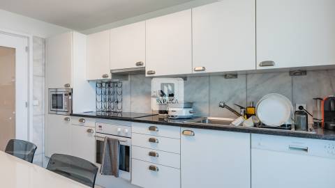 Apartamento T1 Mobilado para Arrendamento com Varanda e Garagem no Aviz