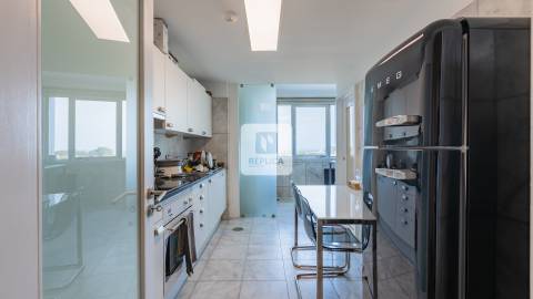 Apartamento T1 Mobilado para Arrendamento com Varanda e Garagem no Aviz