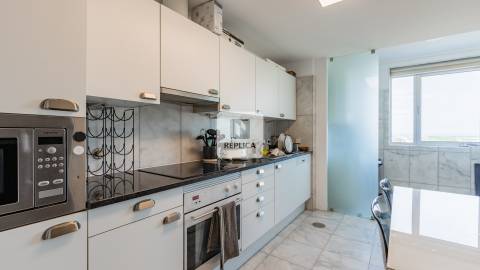 Apartamento T1 Mobilado para Arrendamento com Varanda e Garagem no Aviz