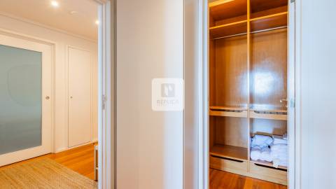 Apartamento T1 Mobilado para Arrendamento com Varanda e Garagem no Aviz