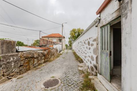 Armazém com Dois Pisos e Estacionamento em Oliveira do Douro
