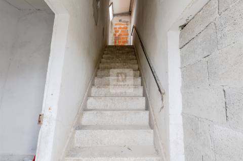 Armazém com Dois Pisos e Estacionamento em Oliveira do Douro