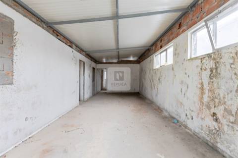 Armazém com Dois Pisos e Estacionamento em Oliveira do Douro