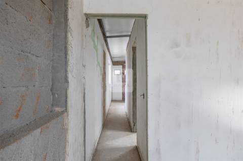 Armazém com Dois Pisos e Estacionamento em Oliveira do Douro