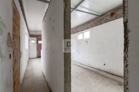 Armazém com Dois Pisos e Estacionamento em Oliveira do Douro