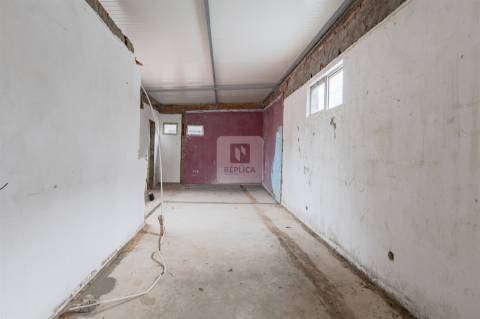 Armazém com Dois Pisos e Estacionamento em Oliveira do Douro