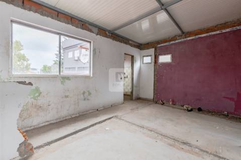 Armazém com Dois Pisos e Estacionamento em Oliveira do Douro