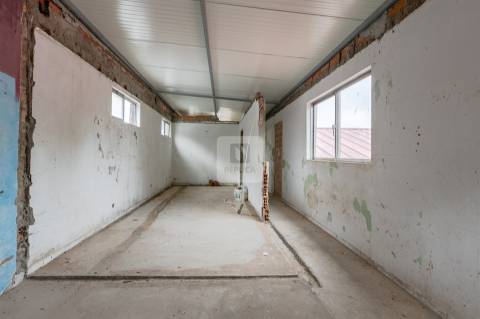 Armazém com Dois Pisos e Estacionamento em Oliveira do Douro