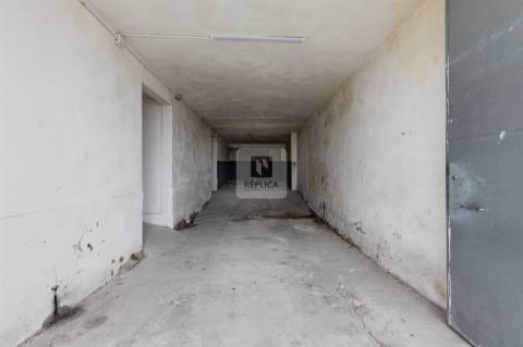 Armazém com Dois Pisos e Estacionamento em Oliveira do Douro