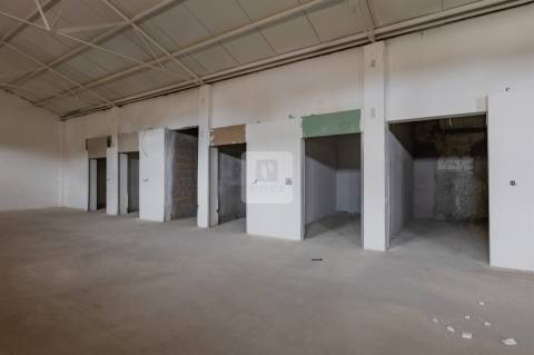 Armazém com Dois Pisos e Estacionamento em Oliveira do Douro