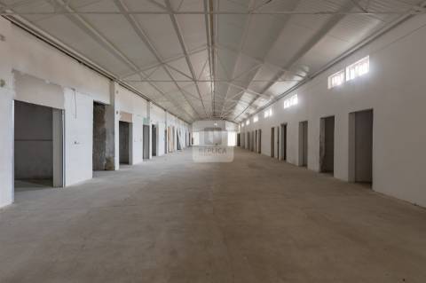 Armazém com Dois Pisos e Estacionamento em Oliveira do Douro