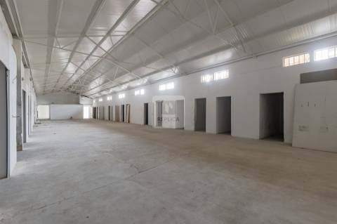 Armazém com Dois Pisos e Estacionamento em Oliveira do Douro