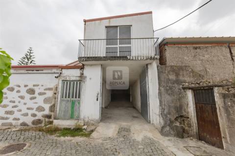 Armazém com Dois Pisos e Estacionamento em Oliveira do Douro