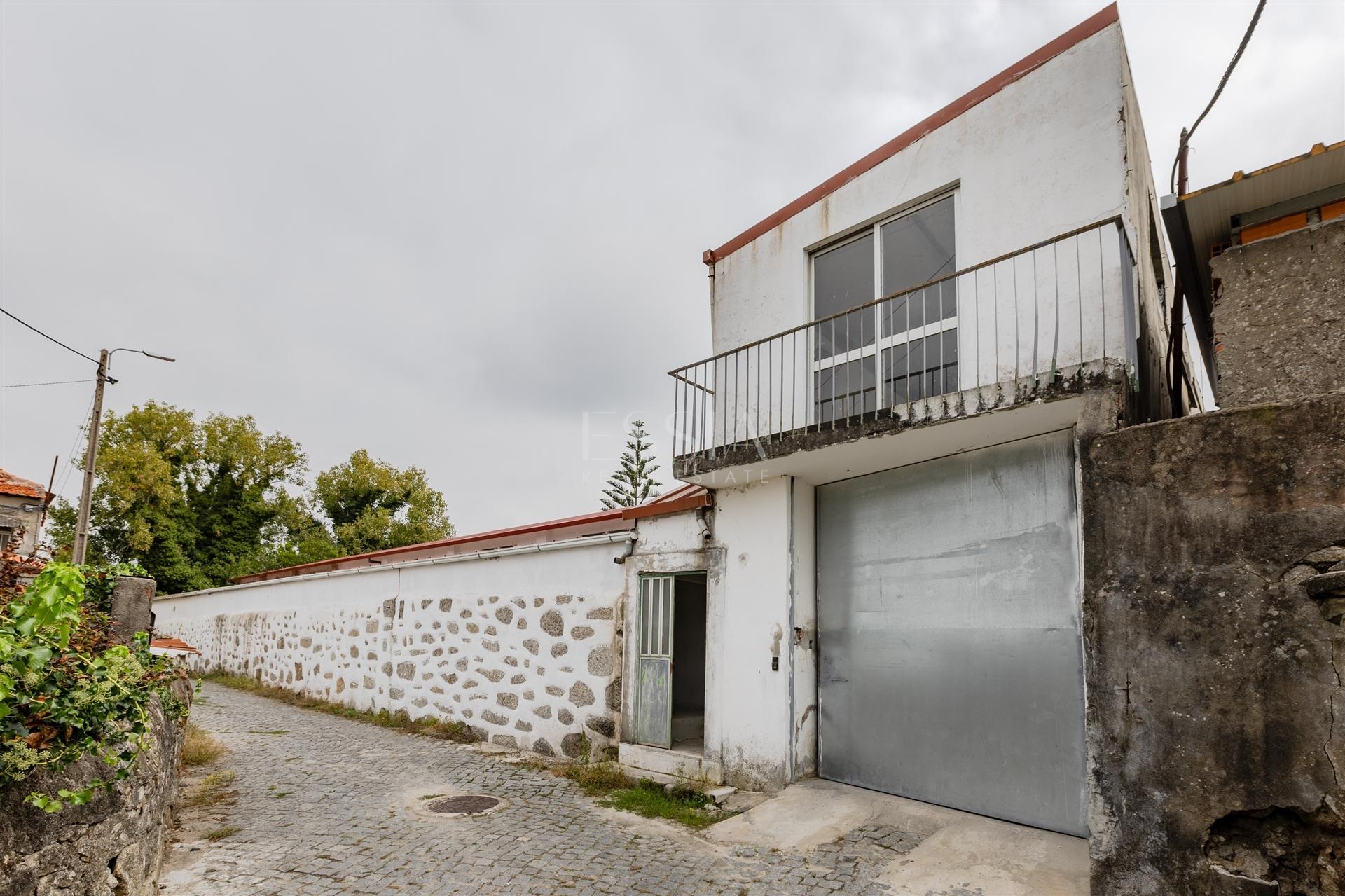 Armazém com Dois Pisos e Estacionamento em Oliveira do Douro