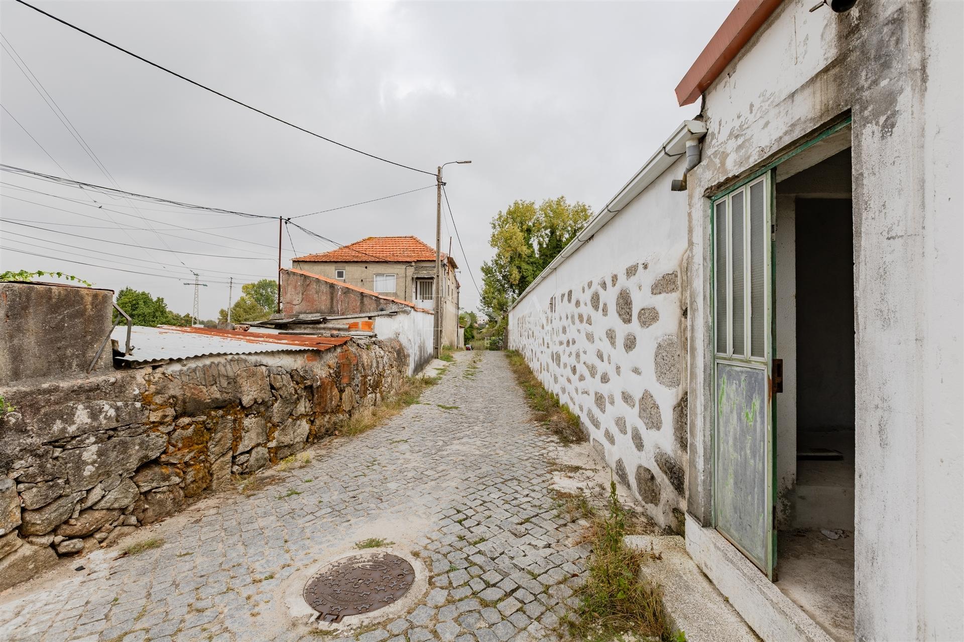 Armazém com Dois Pisos e Estacionamento em Oliveira do Douro