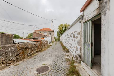 Armazém com Dois Pisos e Estacionamento em Oliveira do Douro
