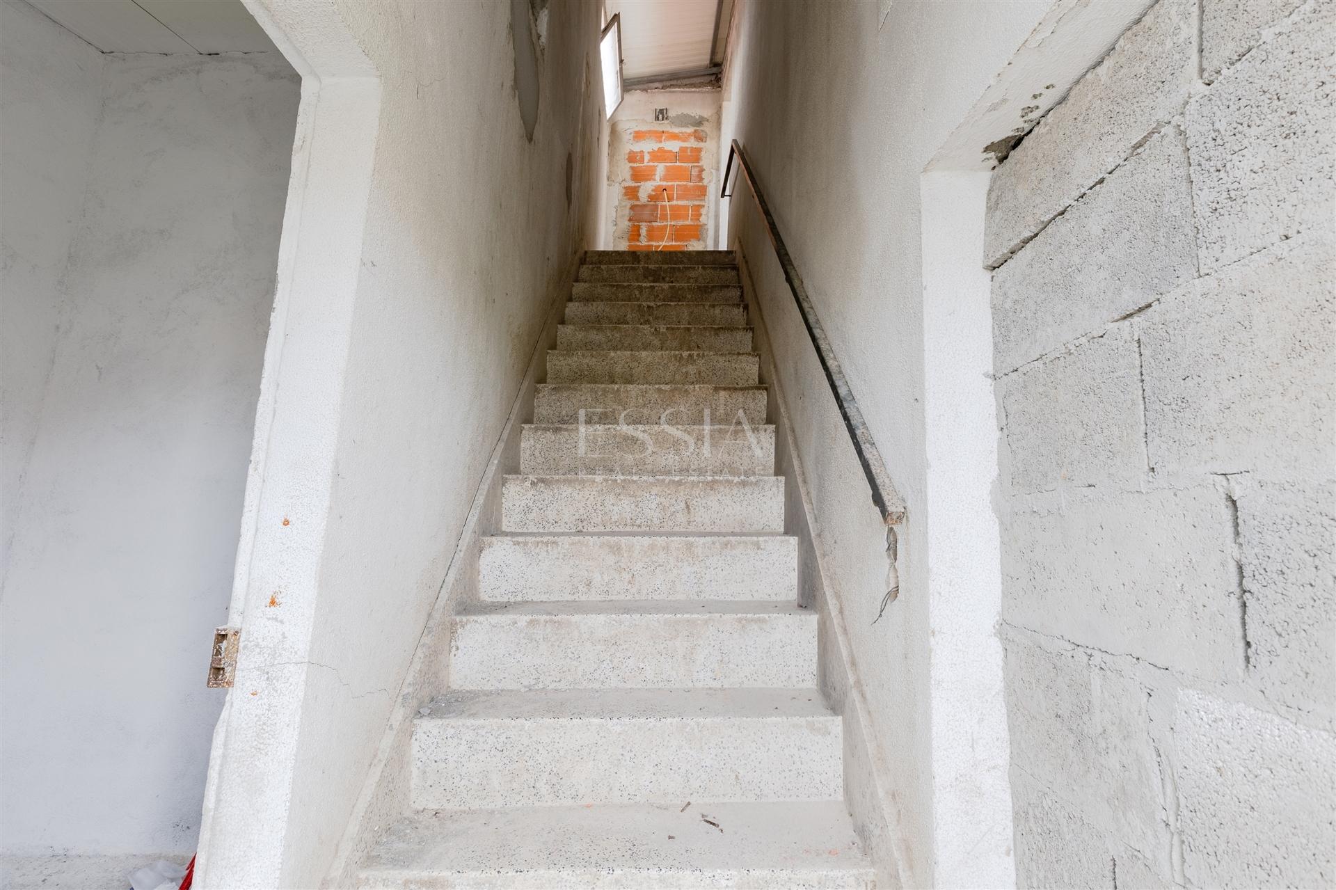 Armazém com Dois Pisos e Estacionamento em Oliveira do Douro