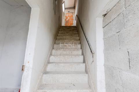 Armazém com Dois Pisos e Estacionamento em Oliveira do Douro