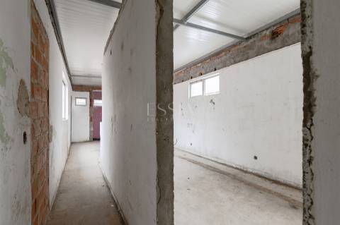 Armazém com Dois Pisos e Estacionamento em Oliveira do Douro