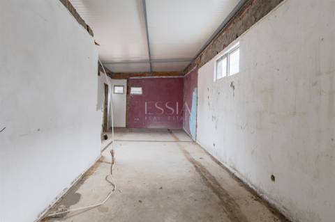 Armazém com Dois Pisos e Estacionamento em Oliveira do Douro