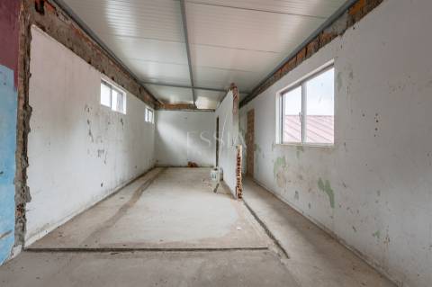 Armazém com Dois Pisos e Estacionamento em Oliveira do Douro