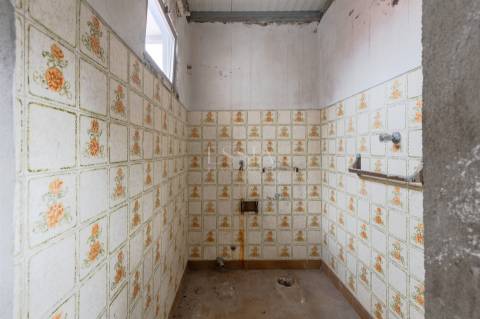 Armazém com Dois Pisos e Estacionamento em Oliveira do Douro