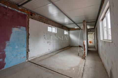 Armazém com Dois Pisos e Estacionamento em Oliveira do Douro