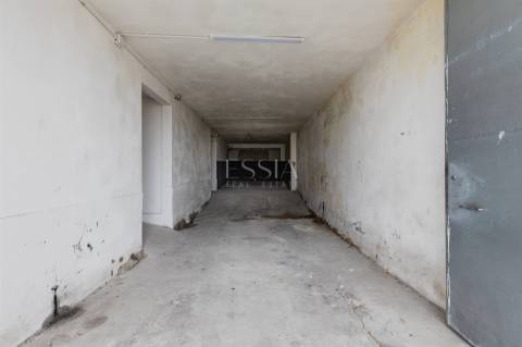 Armazém com Dois Pisos e Estacionamento em Oliveira do Douro