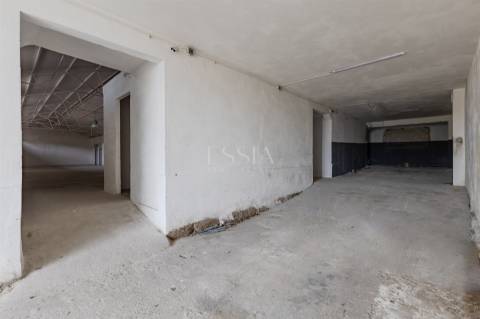 Armazém com Dois Pisos e Estacionamento em Oliveira do Douro