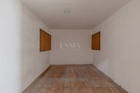 Armazém com Dois Pisos e Estacionamento em Oliveira do Douro