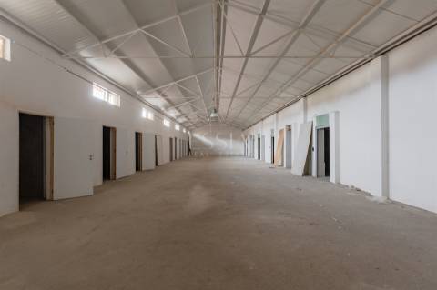 Armazém com Dois Pisos e Estacionamento em Oliveira do Douro