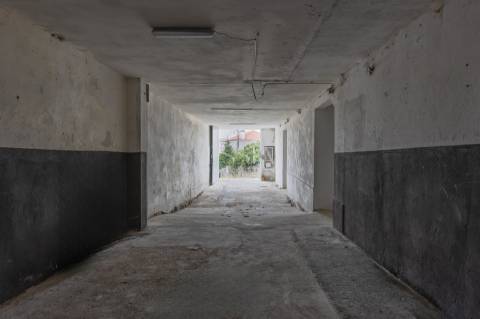 Armazém com Dois Pisos e Estacionamento em Oliveira do Douro