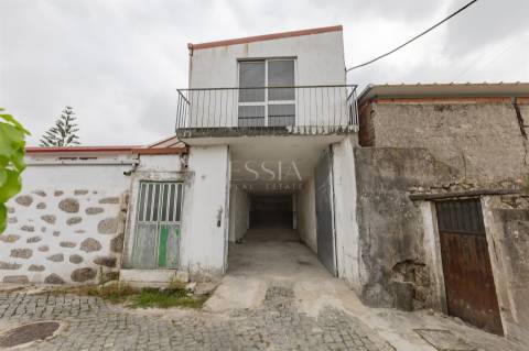 Armazém com Dois Pisos e Estacionamento em Oliveira do Douro