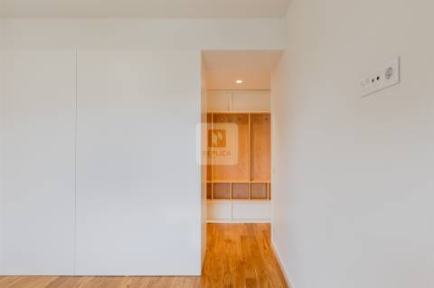 T3 Remodelado no Campo Alegre com Garagem em Condomínio Fechado