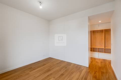 T3 Remodelado no Campo Alegre com Garagem em Condomínio Fechado