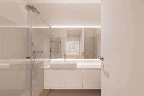 T3 Remodelado no Campo Alegre com Garagem em Condomínio Fechado