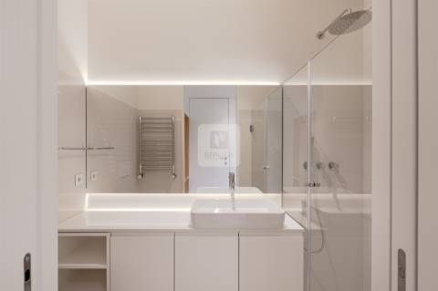 T3 Remodelado no Campo Alegre com Garagem em Condomínio Fechado